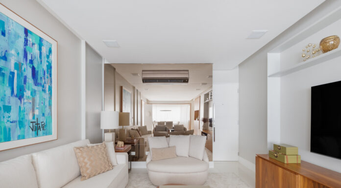 Sabrina Salles assina projeto minimalista repleto de texturas naturais Projeto: Sabrina Salles | Texturas naturais, marcenaria atemporal e iluminação suave criam um clima acolhedor no estar e no living.