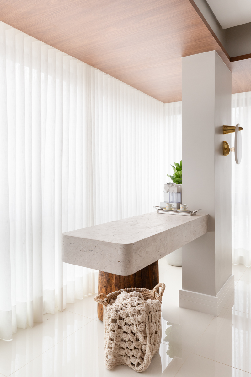 Projeto: Sabrina Salles | Elemento estrutural transformado em cantinho multifuncional, com bancada suspensa ideal para cafés e apoio em jantares.