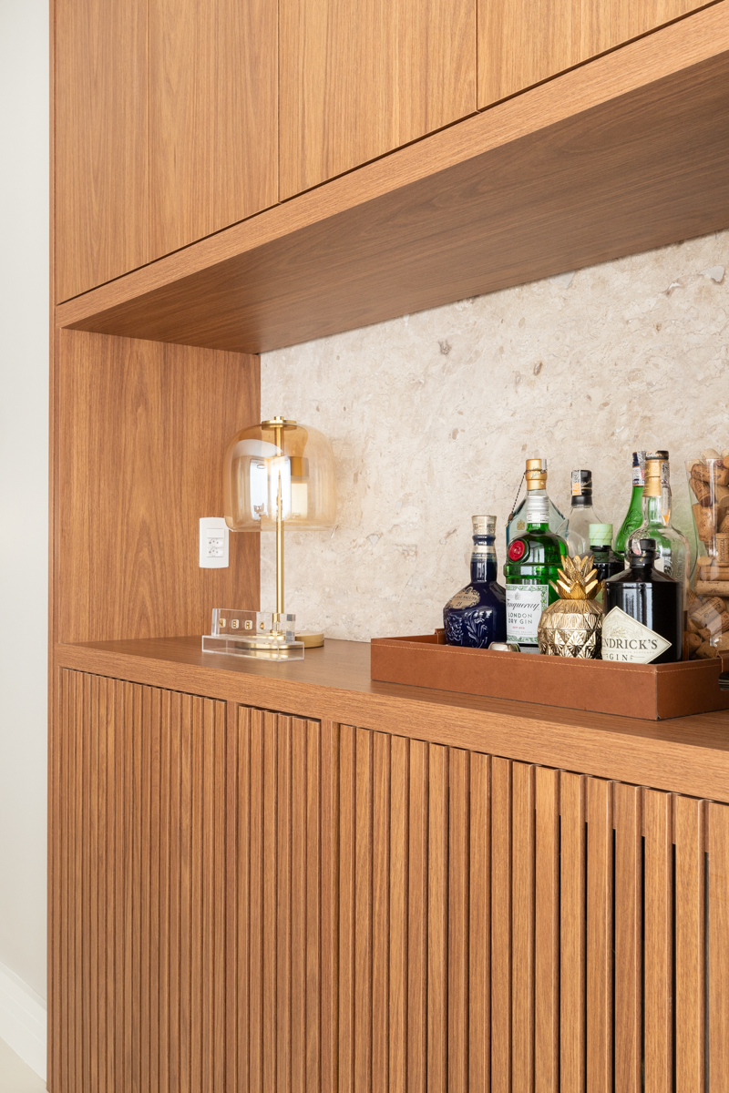 Projeto: Sabrina Salles | Leveza e conforto definem a sala de jantar com revestimentos claros, estética clean e cristaleira bar personalizada.