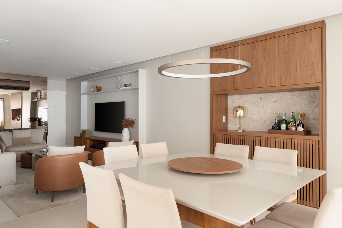 Projeto: Sabrina Salles | Leveza e conforto definem a sala de jantar com revestimentos claros, estética clean e cristaleira bar personalizada.