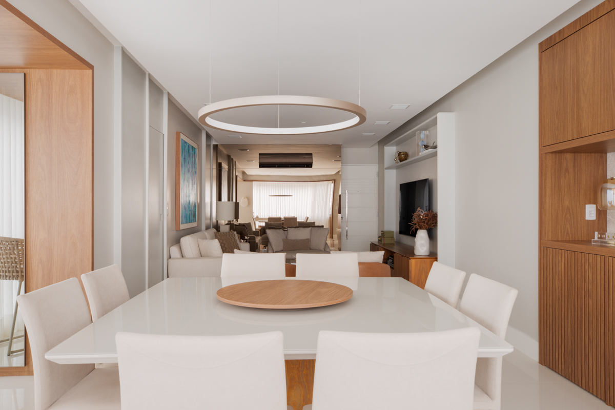 Projeto: Sabrina Salles | Ambientes de estar, home theater e jantar totalmente integrados, com layout otimizado e paleta clara que reforça a amplitude e o aconchego.