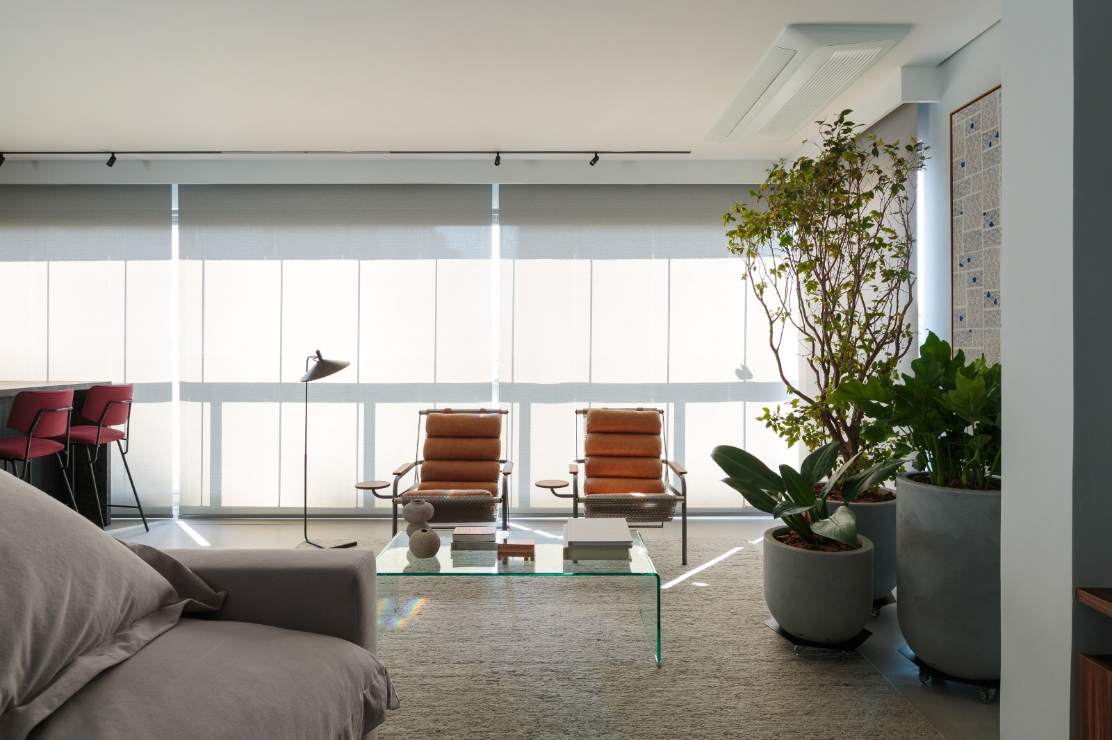 Projeto: Estúdio Maré| Paisagismo integrado ao living traz frescor e sensação de refúgio, com espécies selecionadas para criar uma atmosfera acolhedora e conectar o espaço ao verde da varanda