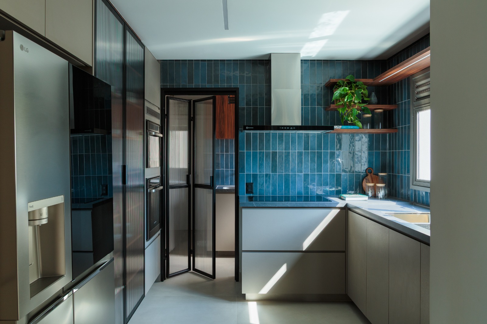 Projeto: Estúdio Maré| Cozinha com marcenaria funcional e materiais duráveis, seguindo a mesma linguagem elegante e contínua do projeto, unindo praticidade e estética em cada detalhe.