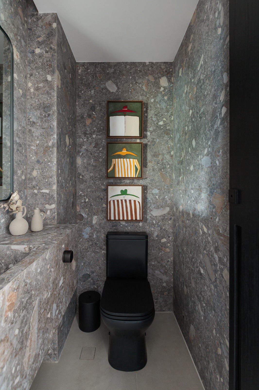 Projeto: Estúdio Maré| Lavabo em tons escuros que assume protagonismo no projeto, combinando textura, intensidade e personalidade em um ambiente compacto e marcante.