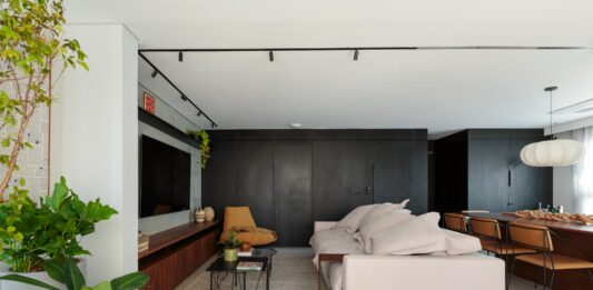 Estúdio Maré assina reforma de apartamento de 140 m² para casal jovem em São Paulo Projeto: Estúdio Maré| Projeto traduz funcionalidade e personalidade em ambientes integrados, com marcenaria exclusiva e mobiliário assinado.