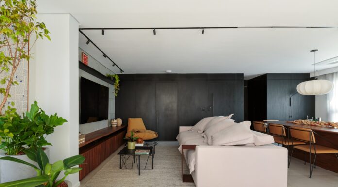 Estúdio Maré assina reforma de apartamento de 140 m² para casal jovem em São Paulo Projeto: Estúdio Maré| Projeto traduz funcionalidade e personalidade em ambientes integrados, com marcenaria exclusiva e mobiliário assinado.