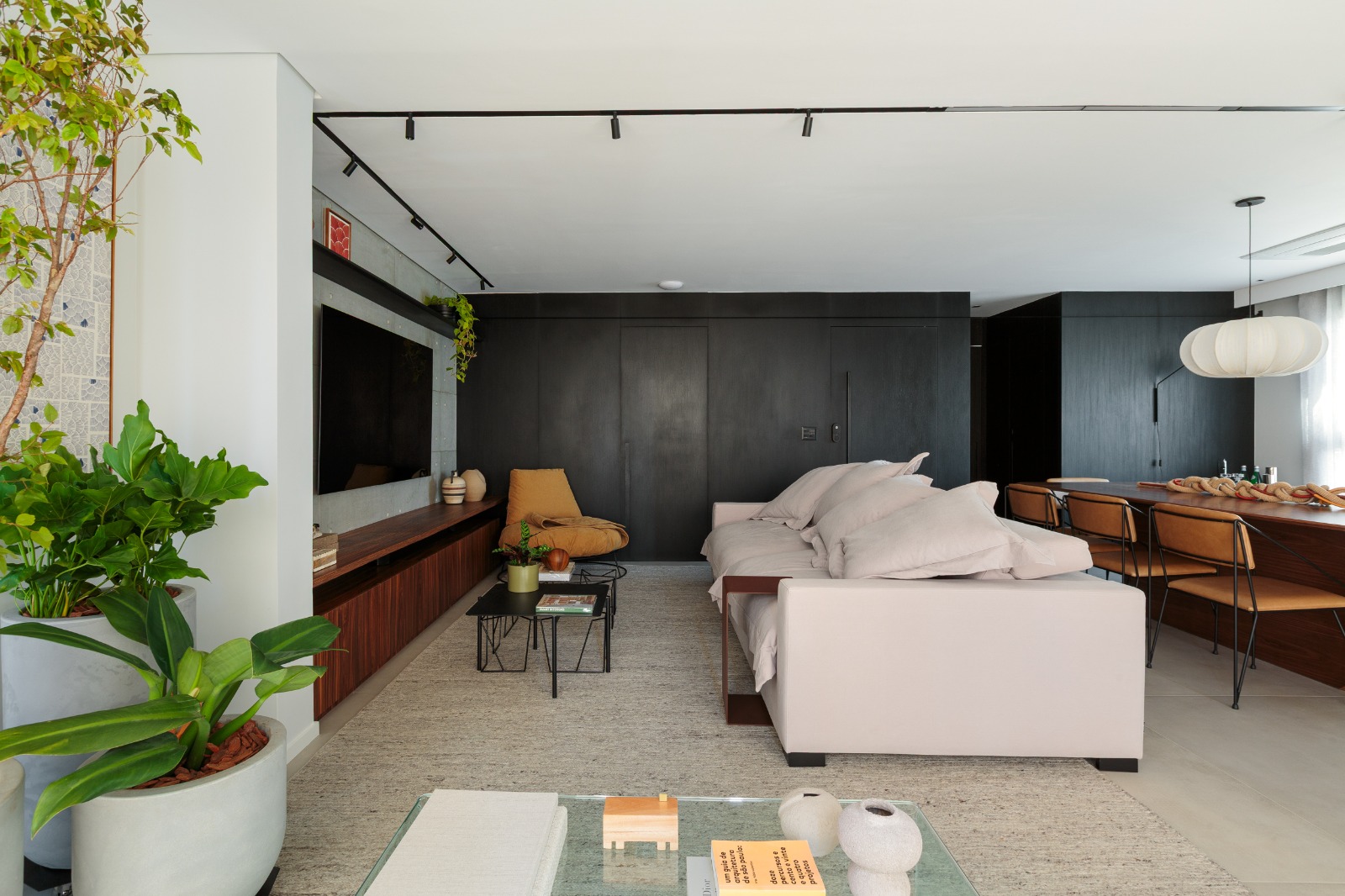 Projeto: Estúdio Maré| Projeto traduz funcionalidade e personalidade em ambientes integrados, com marcenaria exclusiva e mobiliário assinado.