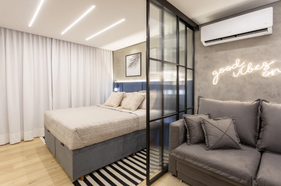 Móveis proporcionais liberam circulação e trazem leveza ao ambiente pequeno – Foto/Projeto: Mais Art & Design | Studio de Interiores