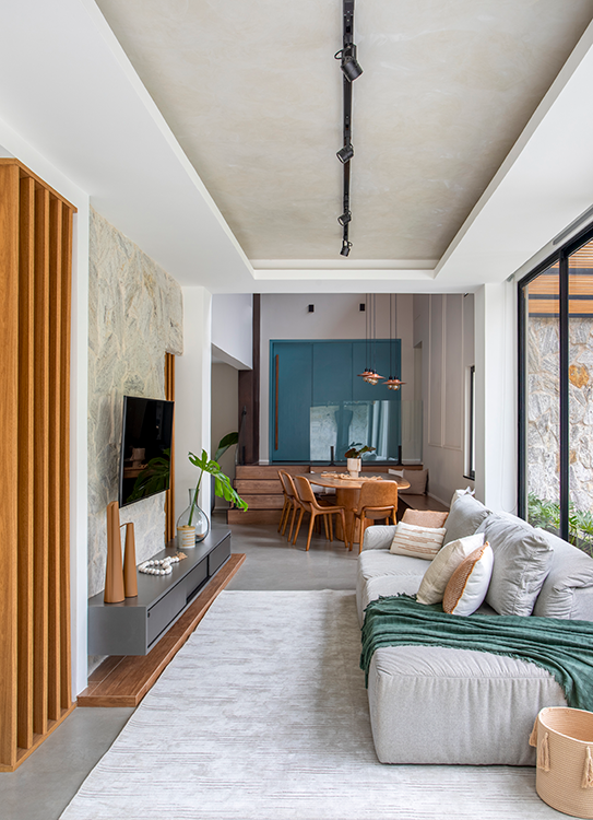 Projeto: Felipe Rohen Arquitetura | Painéis ripados em alumínio com textura amadeirada substituem a madeira natural, garantindo estética acolhedora com baixa manutenção.