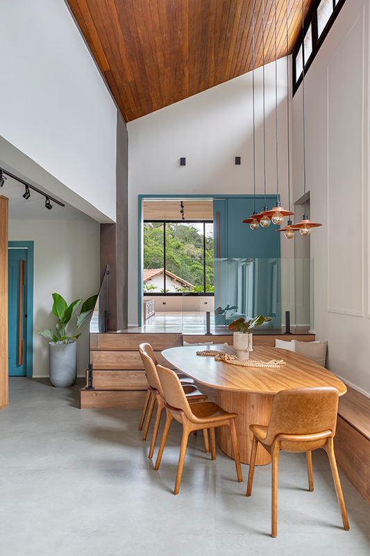 Projeto: Felipe Rohen Arquitetura | As janelas amplas de peitoris baixos emolduram a vista da serra, conectando interior e paisagem, enquanto o banco baú aproveita o desnível para contemplação