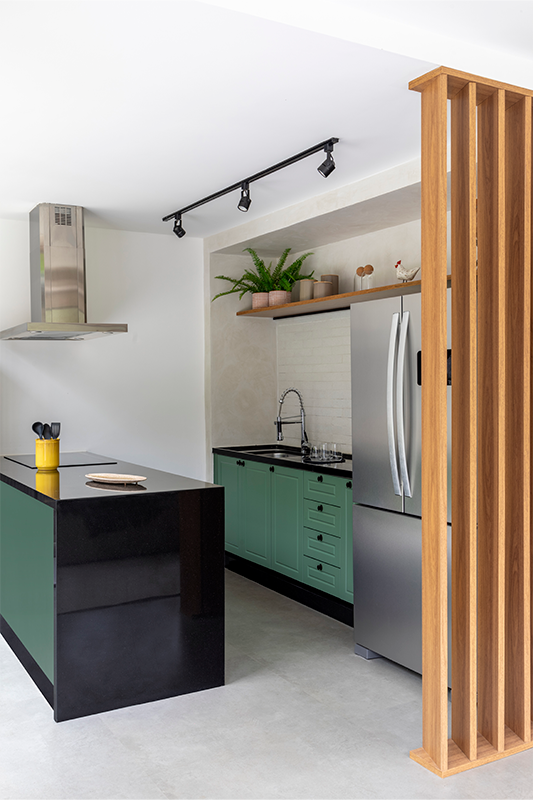 Projeto: Felipe Rohen Arquitetura | A cozinha compacta revela personalidade nos detalhes: laca verde-menta, bancadas enxutas e parede de tijolinhos cimentícios.