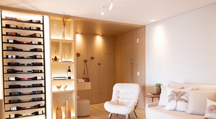 Arquiteta Carolina Oliveira assina reforma de Interiores e transforma apartamento de 77m² em refúgio acolhedor em Ubatuba, São Paulo, Brasil Projeto: Carolina Oliveira | A sala integrada com uma adega iluminada é a grande protagonista deste projeto.