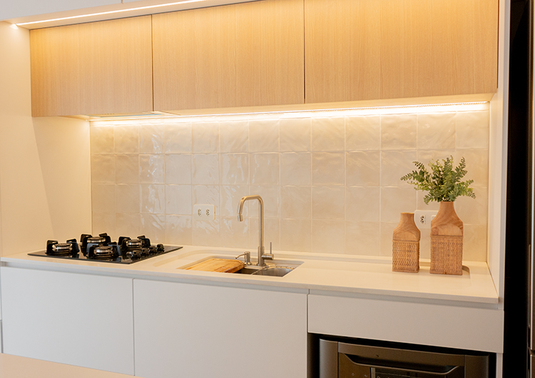 Projeto: Carolina Oliveira | A cozinha compacta foi toda transformada para atender as demandas diárias do cliente de forma prática. 