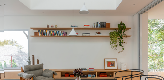 Como elaborar a configuração perfeita de uma sala de estar Planejamento, mobiliário, iluminação e acabamentos fazem toda a diferença no ambiente mais acolhedor da residência. Vale também apostar em peças de design nacional, como Sérgio Rodrigues, Lina Bo Bardi e Alessandra Delgado, apresentados no projeto acima.