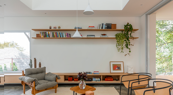 Como elaborar a configuração perfeita de uma sala de estar Planejamento, mobiliário, iluminação e acabamentos fazem toda a diferença no ambiente mais acolhedor da residência. Vale também apostar em peças de design nacional, como Sérgio Rodrigues, Lina Bo Bardi e Alessandra Delgado, apresentados no projeto acima.