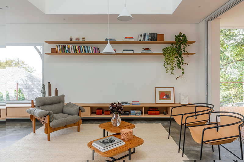 Projeto-Rawi-Arquitetura-+-Design-v1 Planejamento, mobiliário, iluminação e acabamentos fazem toda a diferença no ambiente mais acolhedor da residência. Vale também apostar em peças de design nacional, como Sérgio Rodrigues, Lina Bo Bardi e Alessandra Delgado, apresentados no projeto acima.