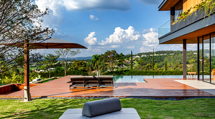 Área de lazer planejada: os segredos para momentos especiais em casa No projeto desta residência no interior de São Paulo, a arquiteta trouxe diversas possibilidades para desfrutar a área externa