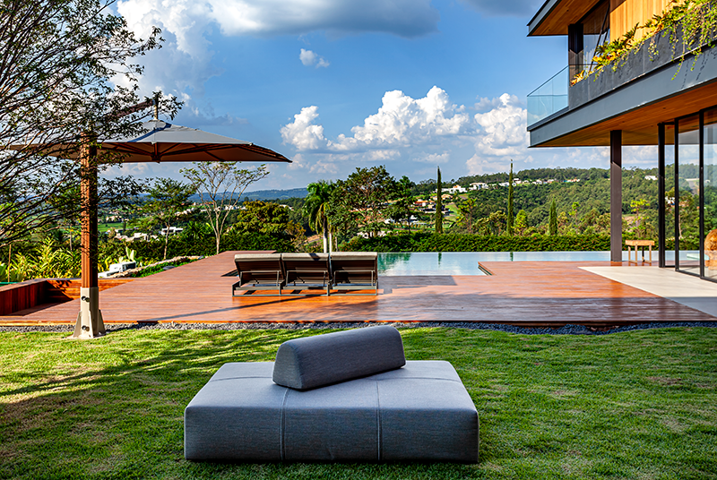 Projetos-Isabella-Nalon-e-Cristiane-Schiavoni-v1 No projeto desta residência no interior de São Paulo, a arquiteta trouxe diversas possibilidades para desfrutar a área externa