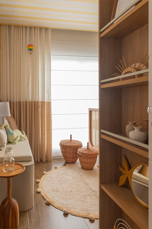 Projeto: TT Interiores | Banco multifuncional com gavetas substitui a poltrona de amamentação e foi pensado para acompanhar o uso do quarto ao longo de diferentes fases da infância.