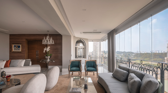 Eliana Tucci reforma apartamento com 300m² e área social totalmente integrada No projeto, a varanda integrada ao living com envidraçamento automatizado, valoriza a vista, garante conforto acústico e amplia a área social