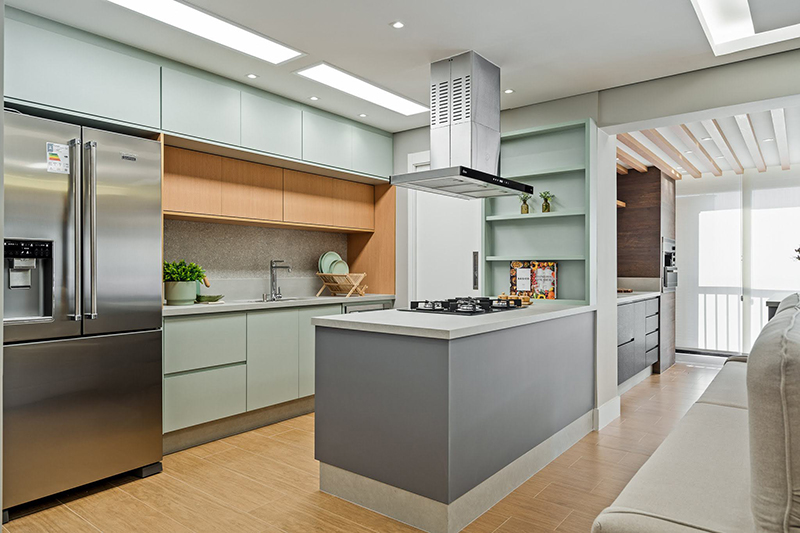 A ilha com cooktop centraliza o cozimento e facilita a interação com quem está na sala – Foto: Estúdio 360 | Projeto: Rubia Vieira Interiores