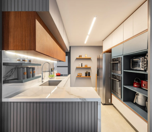 Regra do triângulo da cozinha: saiba como deixar o seu espaço mais prático Cozinha corredor com triângulo eficiente: pia de um lado, geladeira do outro – Foto: Flávio Dias | Projeto: Vanessa Vidal Arquitetura