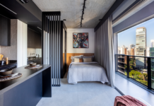 Morar em imóveis pequenos: o que muda na rotina e as adaptações necessárias para viver bem Projeto: ResiliArt Arquitetura |Neste projeto assinado pelas arquitetas Natália de Souza e Jociane Mendes, o morador pediu que esse studio de 35m² fosse desenvolvido por inteiro, dos revestimentos ao mobiliário, passando pela decoração e o enxoval