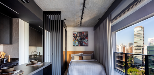 Morar em imóveis pequenos: o que muda na rotina e as adaptações necessárias para viver bem Projeto: ResiliArt Arquitetura |Neste projeto assinado pelas arquitetas Natália de Souza e Jociane Mendes, o morador pediu que esse studio de 35m² fosse desenvolvido por inteiro, dos revestimentos ao mobiliário, passando pela decoração e o enxoval