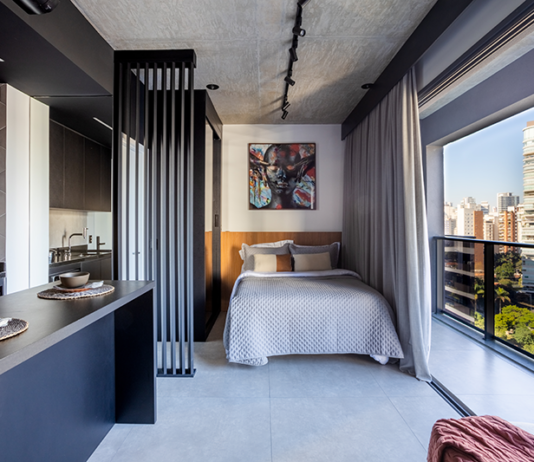 Morar em imóveis pequenos: o que muda na rotina e as adaptações necessárias para viver bem Projeto: ResiliArt Arquitetura |Neste projeto assinado pelas arquitetas Natália de Souza e Jociane Mendes, o morador pediu que esse studio de 35m² fosse desenvolvido por inteiro, dos revestimentos ao mobiliário, passando pela decoração e o enxoval
