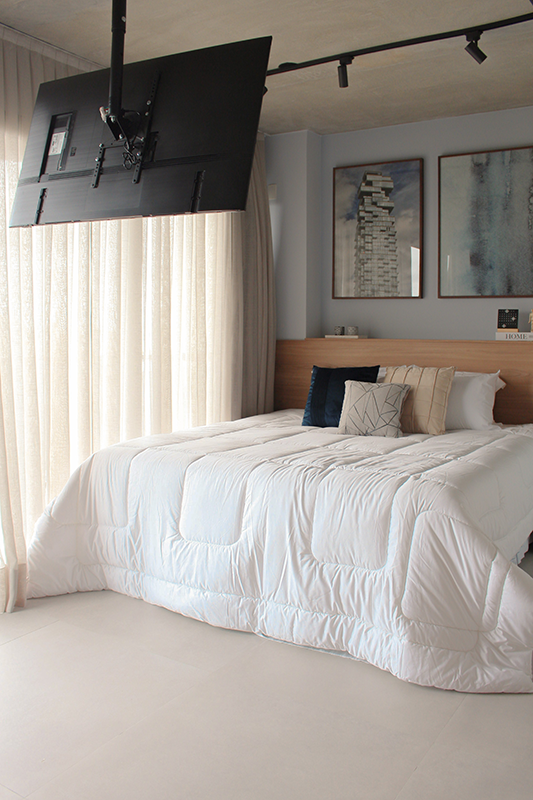 Projeto: ResiliArt Arquitetura |Neste studio de 43m², a arquiteta Gabrielle Ravanelli, que integra a equipe, desenvolveu o projeto para um goiano que passa períodos em São Paulo a negócios. Para a fluidez entre os ambientes, uma marcenaria bem planejada e artifícios como a TV com suporte fixado no teto