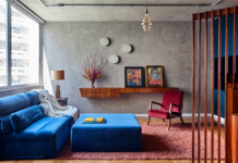 Vermelho inesperado: quando um detalhe transforma todo o ambiente Projeto: Juliana Fabrizzi | O azul e vermelho intenso são valorizados com a parede em cimento queimado e as diferentes texturas