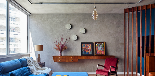 Vermelho inesperado: quando um detalhe transforma todo o ambiente Projeto: Juliana Fabrizzi | O azul e vermelho intenso são valorizados com a parede em cimento queimado e as diferentes texturas