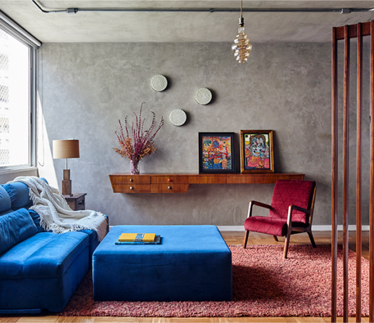 Vermelho inesperado: quando um detalhe transforma todo o ambiente Projeto: Juliana Fabrizzi | O azul e vermelho intenso são valorizados com a parede em cimento queimado e as diferentes texturas