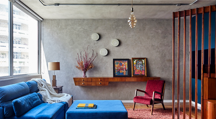 Vermelho inesperado: quando um detalhe transforma todo o ambiente Projeto: Juliana Fabrizzi | O azul e vermelho intenso são valorizados com a parede em cimento queimado e as diferentes texturas