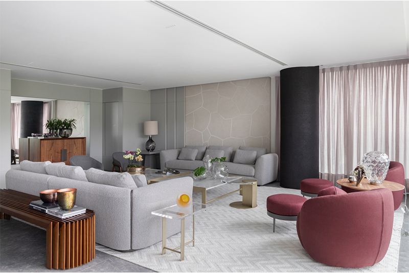 Projeto: Sabrina Salles | As poltronas com curvas suaves e o vermelho escuro somam à elegância da sala de estar 