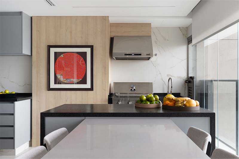 Projeto: Sabrina Salles |O quadro é o protagonista nesta varanda integrada com cozinha contemporânea