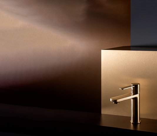 Roca apresenta na Expo Revestir 2026 o portfólio mais abrangente de louças e metais, do design assinado ao essencial Monocomando para lavatório da coleção Teras, assinado pelo Benedito Design Studio, na cor Brushed Gold