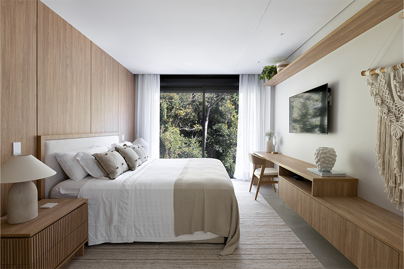 Projeto: Sabrina Salles | Tons suaves absorvem menos calor e podem transformar o quarto de casal, tornando o descanso prolongado