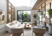 Arquitetas recomendam soluções arquitetônicas que refrescam a casa no verão Projeto: Sabrina Salles | O revestimento claro, as plantas e as amplas esquadrias contribuem para a circulação do ar.