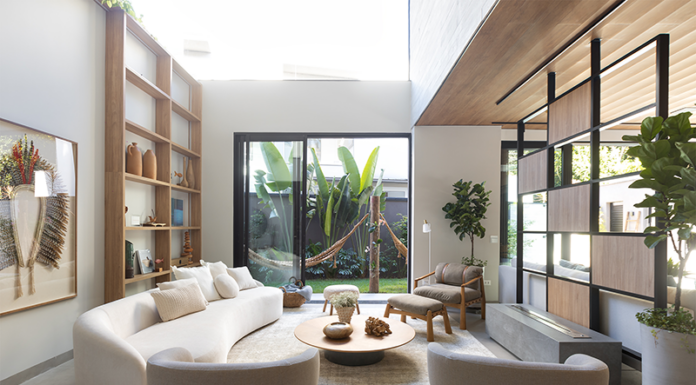 Arquitetas recomendam soluções arquitetônicas que refrescam a casa no verão Projeto: Sabrina Salles | O revestimento claro, as plantas e as amplas esquadrias contribuem para a circulação do ar.