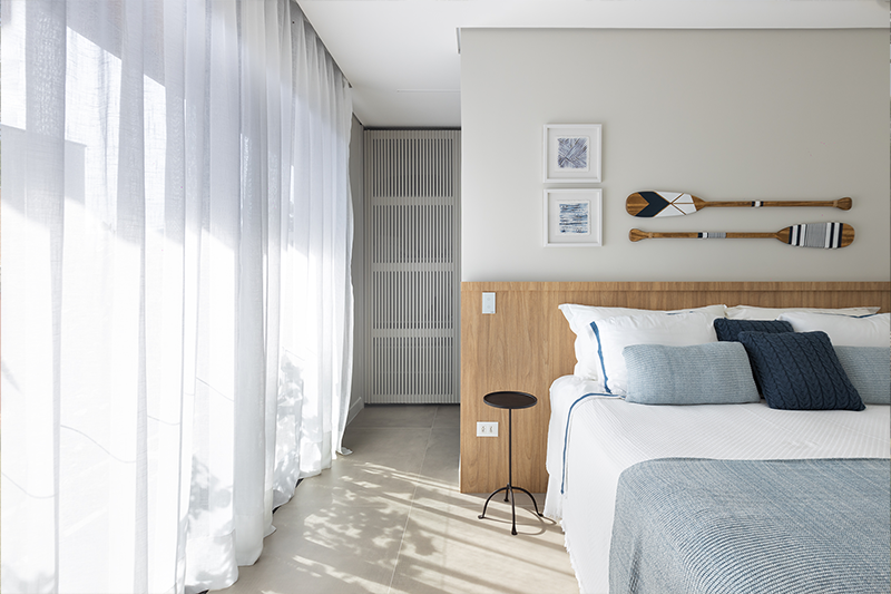 Projeto: Sabrina Salles| A temporada de verão pode exigir tons suaves e materiais naturais na roupa de cama, almofadas e cortinas do quarto. 