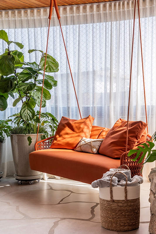 Projeto: Cilene Lupi | Adicionar plantas e cortinas leves contribui para o conforto térmico e promove cômodos mais agradáveis 