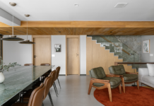 Um duplex que respira arte, luz e conforto Living duplex assinado pelo escritório Quattrino Arquitetura destaca mesa by Vanessa Ribeiro com execução de Ambienta Mármore e Taipa Marcenaria