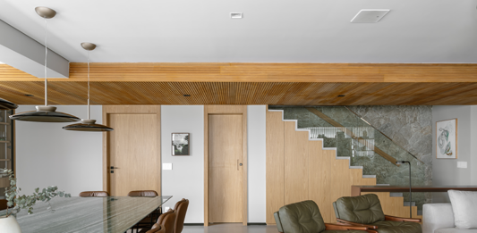 Um duplex que respira arte, luz e conforto Living duplex assinado pelo escritório Quattrino Arquitetura destaca mesa by Vanessa Ribeiro com execução de Ambienta Mármore e Taipa Marcenaria