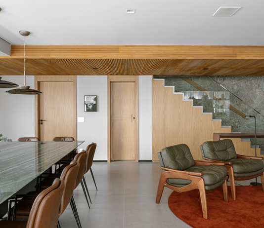 Um duplex que respira arte, luz e conforto Living duplex assinado pelo escritório Quattrino Arquitetura destaca mesa by Vanessa Ribeiro com execução de Ambienta Mármore e Taipa Marcenaria