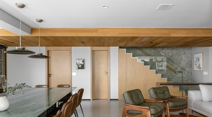 Um duplex que respira arte, luz e conforto Living duplex assinado pelo escritório Quattrino Arquitetura destaca mesa by Vanessa Ribeiro com execução de Ambienta Mármore e Taipa Marcenaria