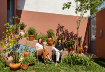 Uma casa desenhada para viver o verde no cotidiano Natureza dá boas-vindas e torna a área externa ideal para momento de lazer e descanso