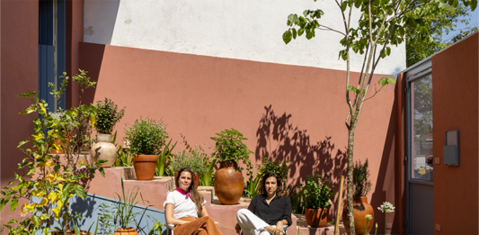 Uma casa desenhada para viver o verde no cotidiano Natureza dá boas-vindas e torna a área externa ideal para momento de lazer e descanso