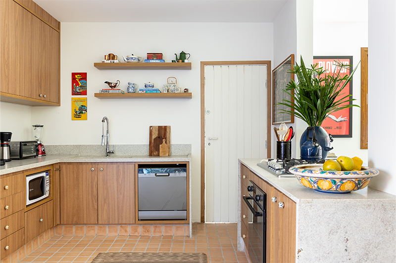 Cozinha funcional tem ampla abertura para sala de jantar