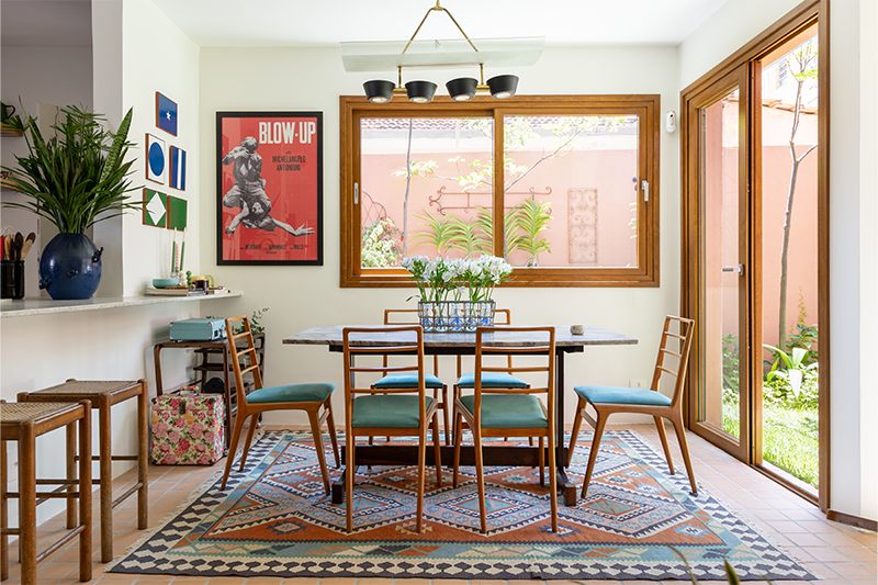 Portas e janelas com dimensões generosas favorecem a integração com área externa, valorizando a luz natural